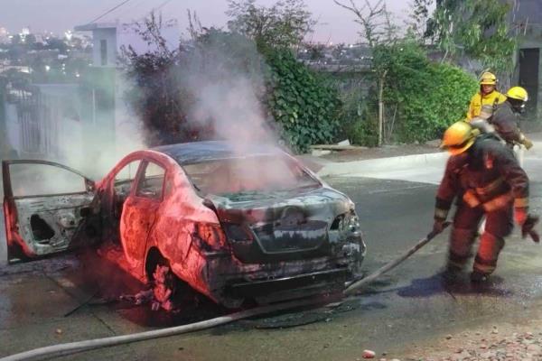 Se incendia un vehículo en la colonia López Mateos de Culiacán