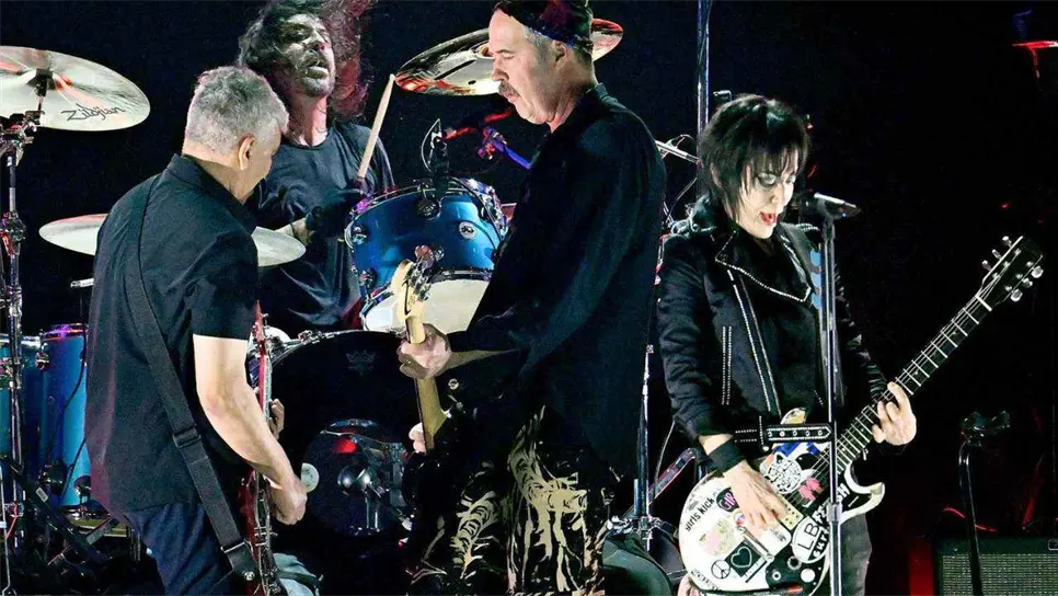 Foto: Dave Grohl, Krist Novaselic y Pat Smear subieron al escenario del KIA Forum para deleitar a miles de aficionados que recordaron las canciones que marcaron a una generación