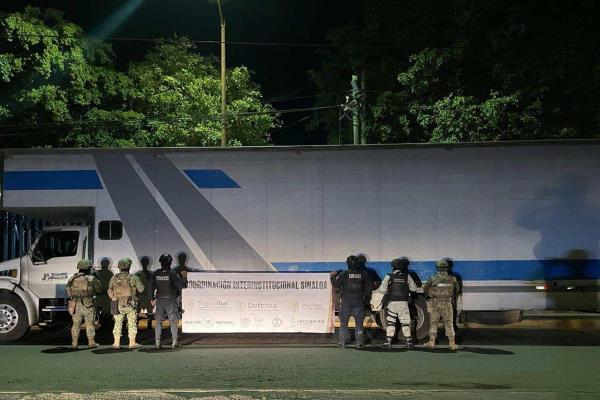Autoridades recuperan un camión de carga que había sido despojado en Mojolo, Culiacán