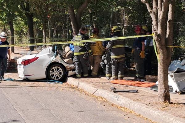 Estudiantes de la UAS chocan y muere uno; viajaban a exceso de velocidad en Culiacán