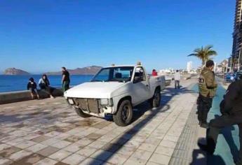 Camioneta sufre falla en frenos y termina sobre la banqueta del malecón de Mazatlán