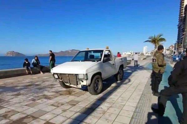 Camioneta sufre falla en frenos y termina sobre la banqueta del malecón de Mazatlán