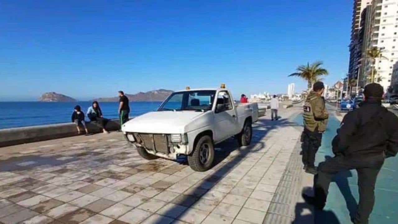FOTO: Camioneta sufre falla en frenos y termina sobre la banqueta del malecón de Mazatlán.