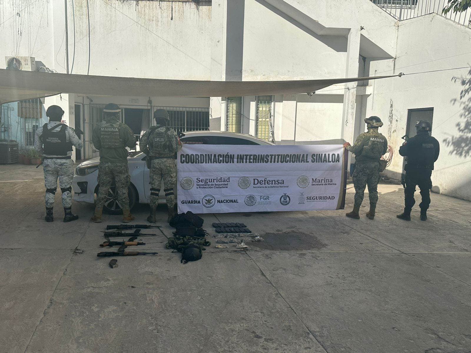 FOTO: Decomisan un vehículo, cuatro armas largas y 18 cargadores en Mazatlán.