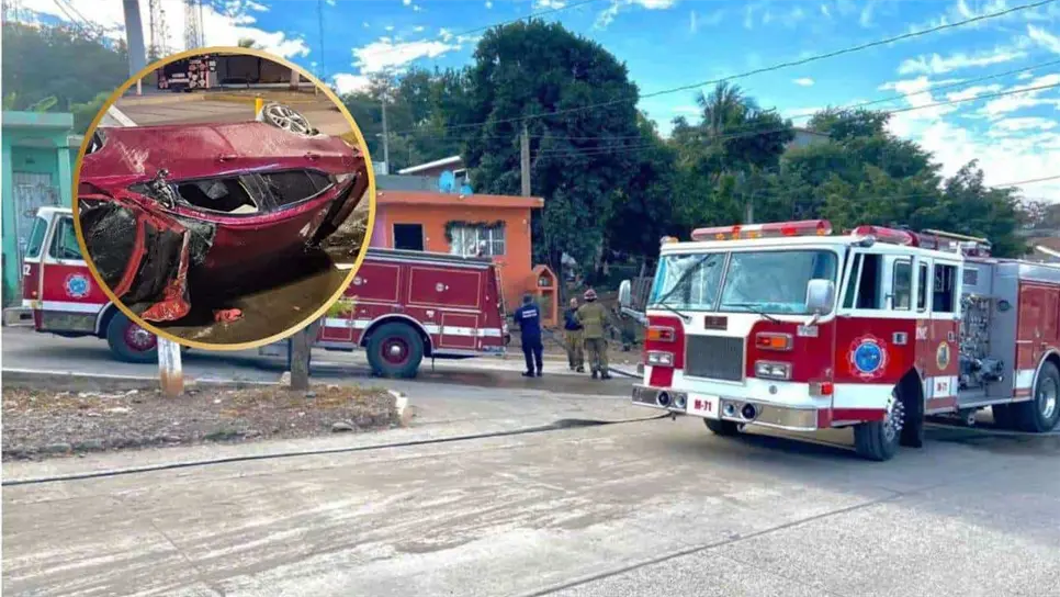 FOTO: Vehículo cae a canal en Mazatlán y es abandonado por los pasajeros.