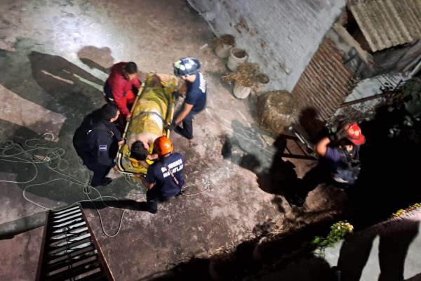 Ciclista se accidenta y cae a patio de casa en el Cerro del Vigía en Mazatlán
