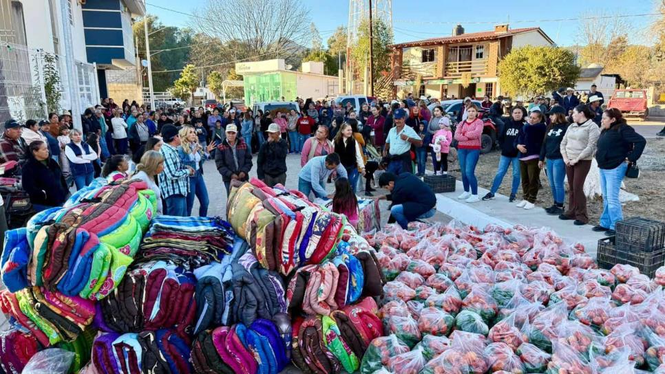 Entrega Verónica Avilés Rochín apoyos invernales y alimenticios a familias de Surutato