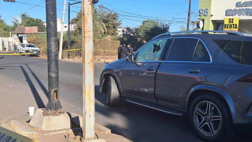 Atacan a balazos a un conductor de un Mercedes Benz en Culiacán