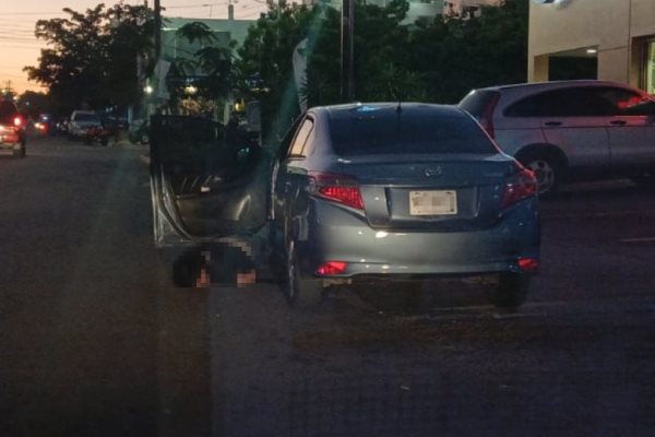 Atacan a balazos a conductor afuera de una farmacia en la colonia Miguel Hidalgo en Culiacán