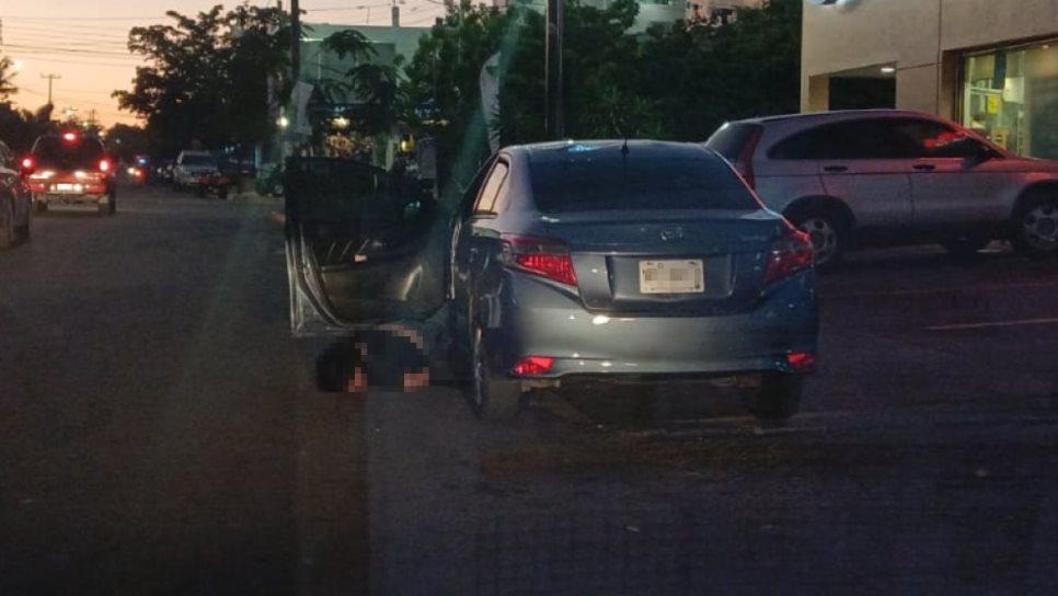 Atacan a balazos a conductor afuera de una farmacia en la colonia Miguel Hidalgo en Culiacán