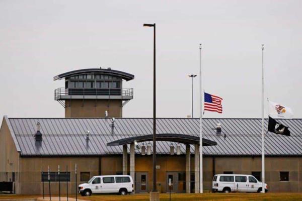 Donald Trump cumple su palabra y envía a primeros migrantes a la base de Guantánamo