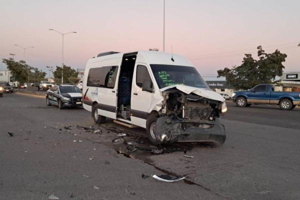 Conductora se pasa un alto y choca contra un sprinter de pasaje