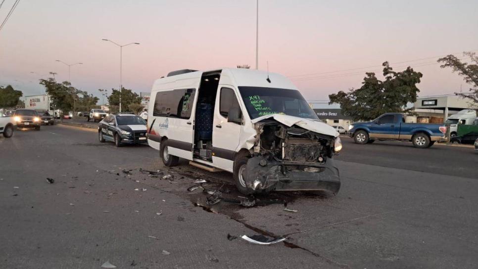 Conductora se pasa un alto y choca contra un sprinter de pasaje