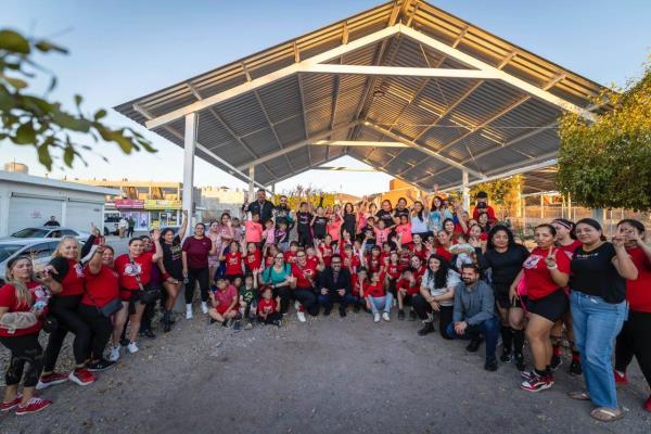 Juan de Dios Gámez hace nuevos compromisos de nueva techumbre y baños para unidad deportiva de Alturas del Sur