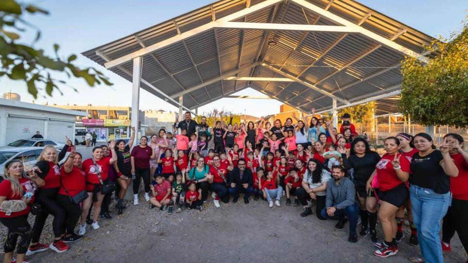 Juan de Dios Gámez hace nuevos compromisos de nueva techumbre y baños para unidad deportiva de Alturas del Sur