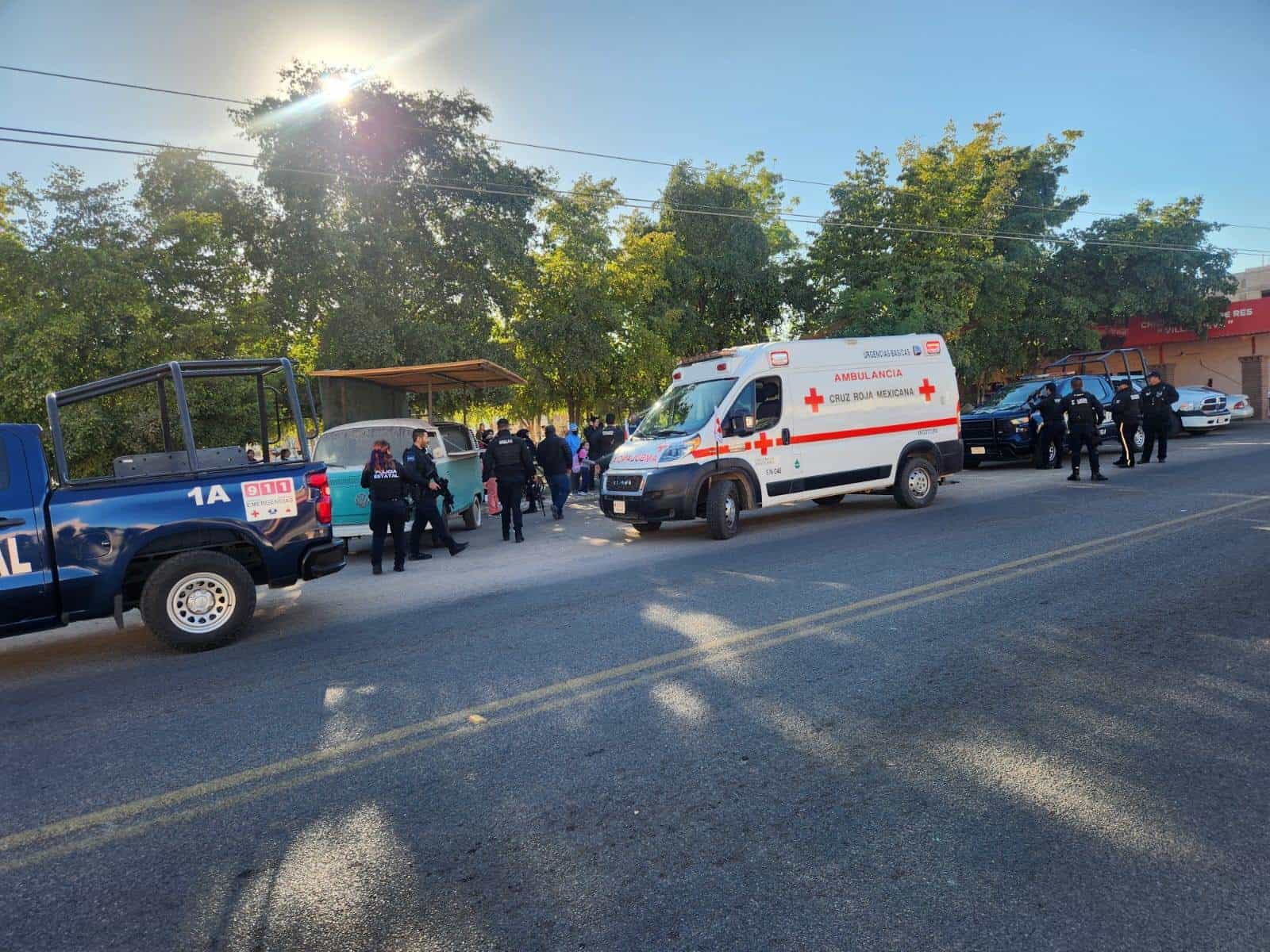 FOTO: Por una fuga de amoniaco, evacuan a 130 niños y maestros de una escuela de Alhuey, Angostura.