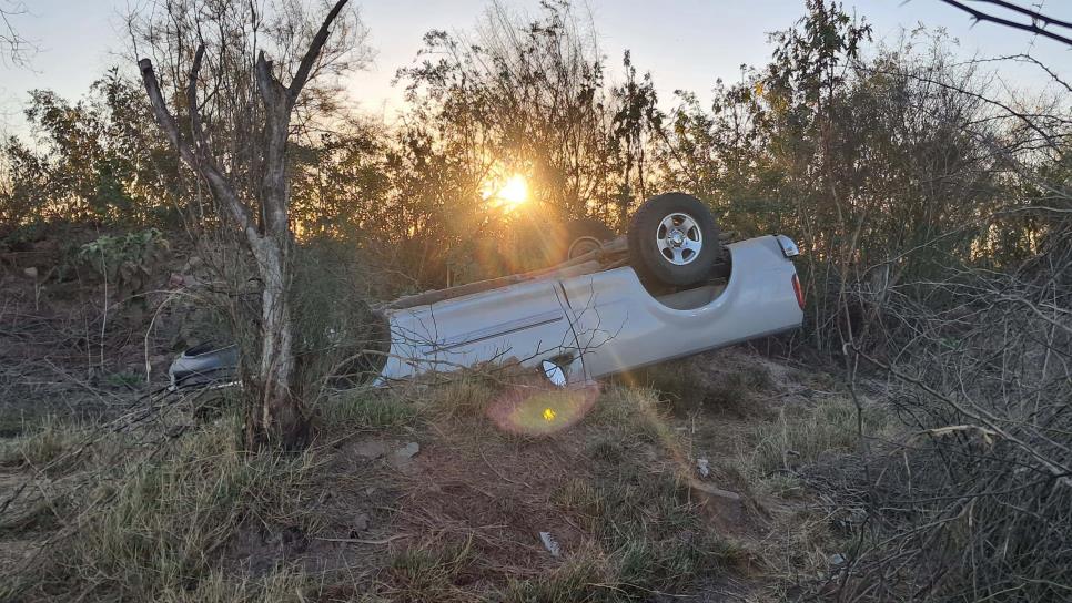 Adulto termina herido tras volcar en la México 15, a la salida de Los Mochis