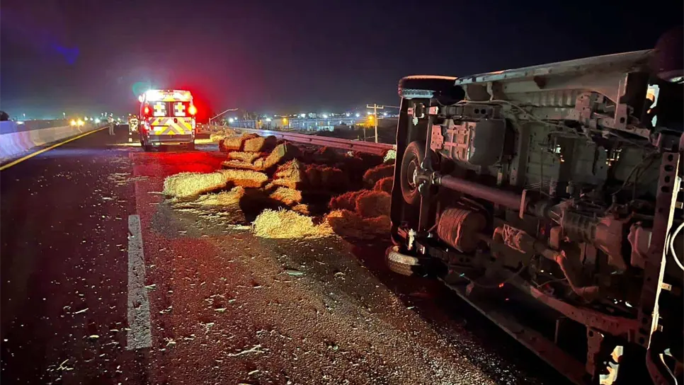 La camioneta y las pacas quedaron sobre la carretera. (FOTO: Ernesto Torres).