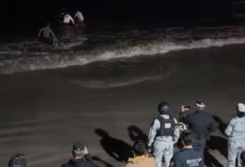 Ballenato aparece muerto en playas de Mazatlán junto al Monumento al Pescador