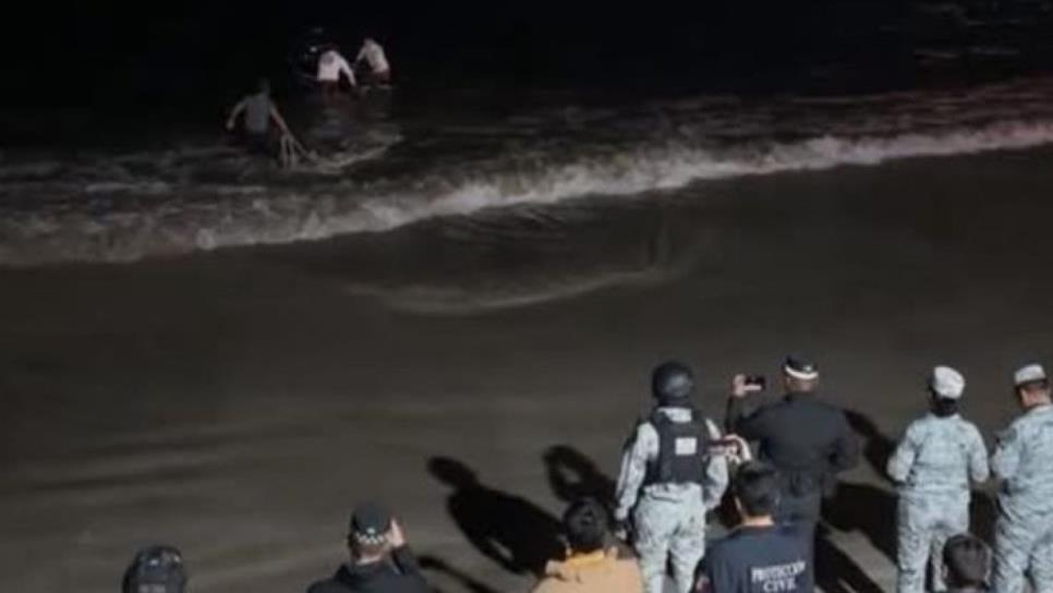 Ballenato aparece muerto en playas de Mazatlán junto al Monumento al Pescador