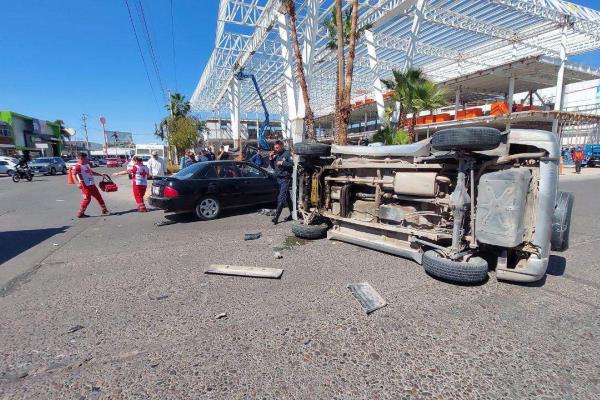 Conductor se pasa un alto y provoca volcadura en el centro de Los Mochis