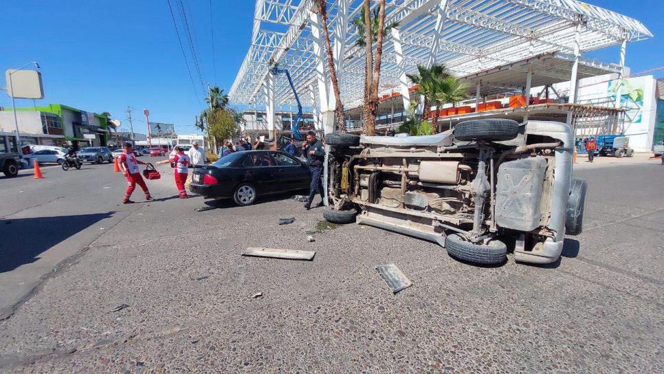 Conductor se pasa un alto y provoca volcadura en el centro de Los Mochis