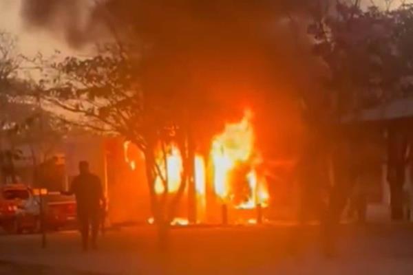 Incendian una camioneta en la colonia Renato Vega, en Culiacán