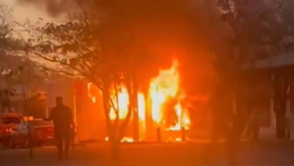 Incendian una camioneta en la colonia Renato Vega, en Culiacán