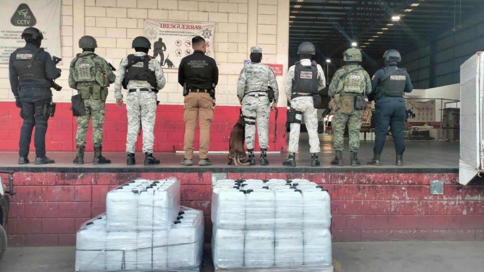 Aseguran bidones con presunta metanfetamina y envoltorios con drogas en una paquetería en Culiacán