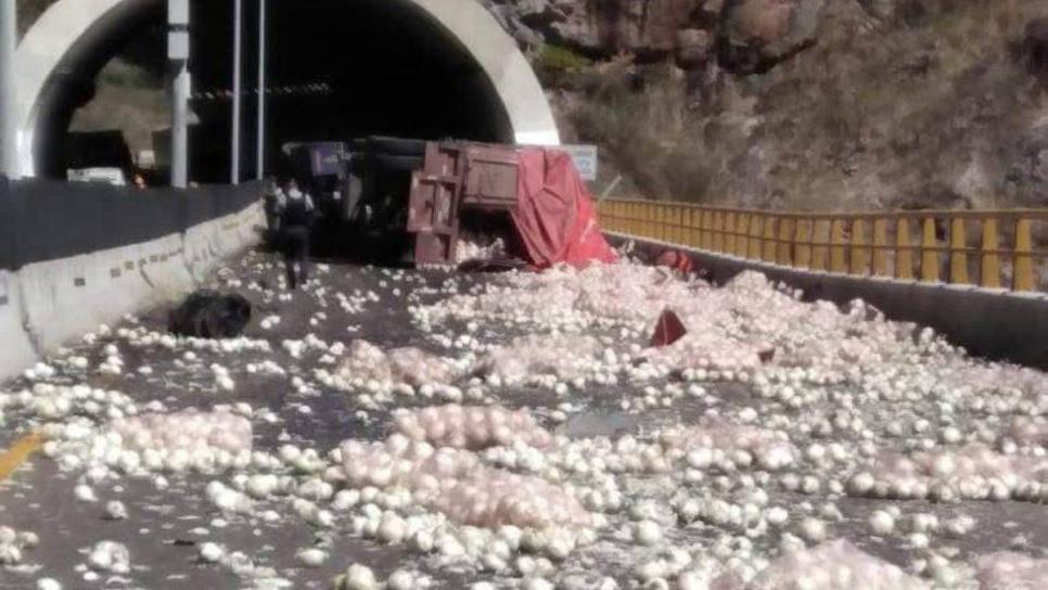 Por volcadura de tráiler con cebollas en el km 163, cierran la carretera Mazatlán-Durango