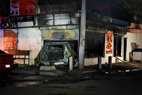 Aseguran rifles y un cargador de disco en camioneta quemada en sushi de Culiacán