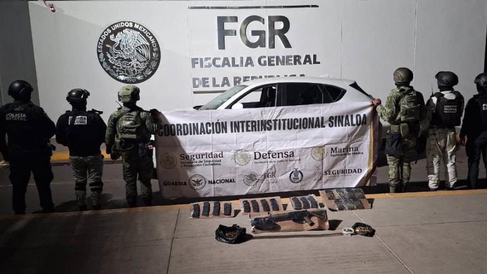 Militares aseguran una camioneta baleada y un rifle en la colonia La Amistad de Culiacán