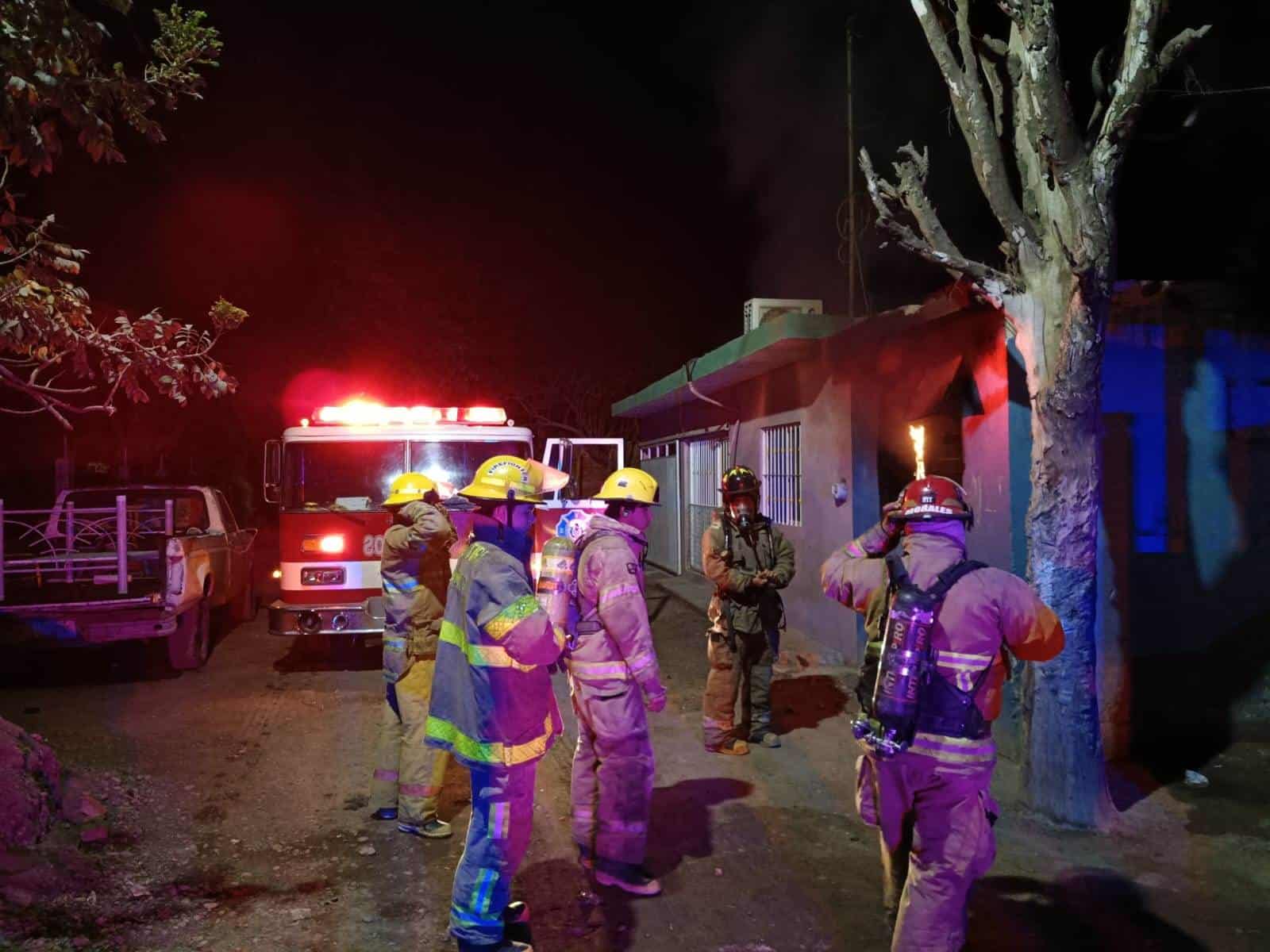 FOTO: Incendio en una vivienda en la colonia 6 de Enero de Guasave deja daños materiales.