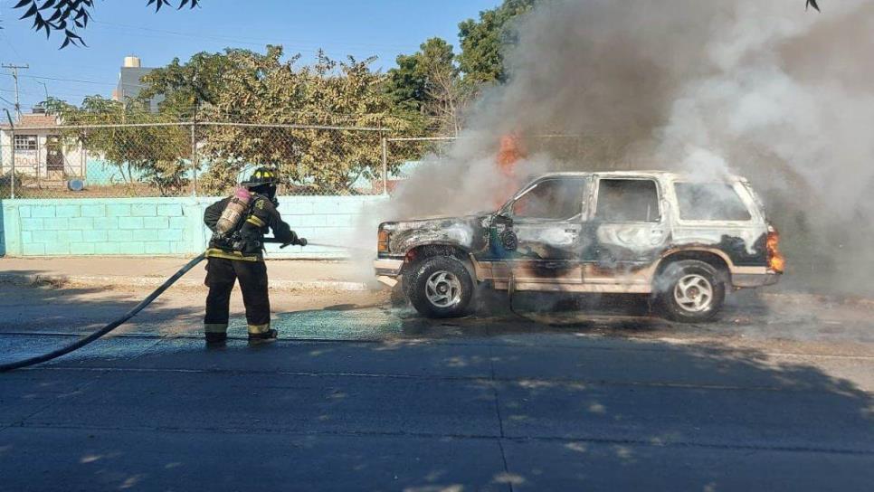 Se incendia camioneta por el Libramiento 3 en Mazatlán; queda en pérdida total