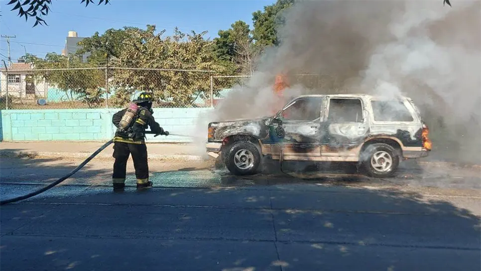 Así quedó la camioneta tras incendiarse- FOTO: Luz Noticias