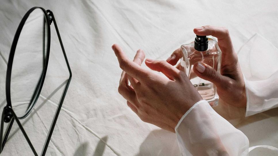 ¿Usas perfume todos los días? Esto significa, según la psicología