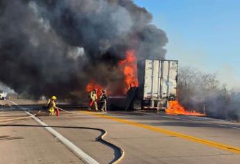 Tráiler se incendia tras accidentarse por la carretera Mazatlán-Tepic