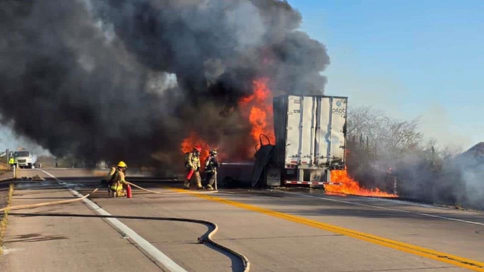 Tráiler se incendia tras accidentarse por la carretera Mazatlán-Tepic