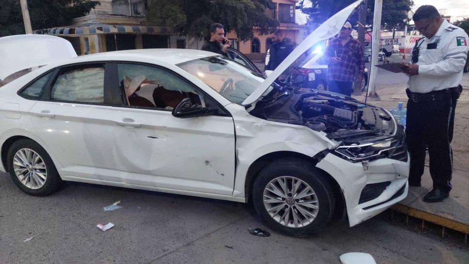 Motociclista se pasa un alto y choca; termina con fracturas en Los Mochis