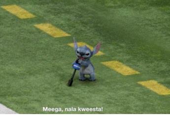 Stitch provoca la locura tras invadir la cancha en el Super Bowl LIX | VIDEO