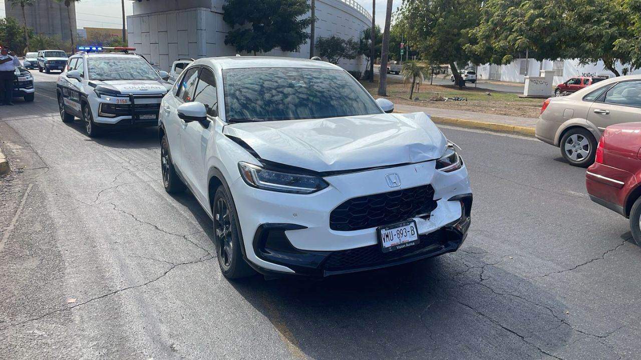 Los individuos encapuchados y armados se bajaron de la camioneta y amenazaron a la conductora de un automóvil blanco para que les entregara el vehículo, con el cual se dieron a la fuga
