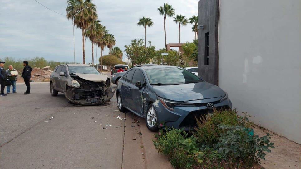 Aparatoso accidente en Versalles de Los Mochis deja daños por 200 mil pesos 