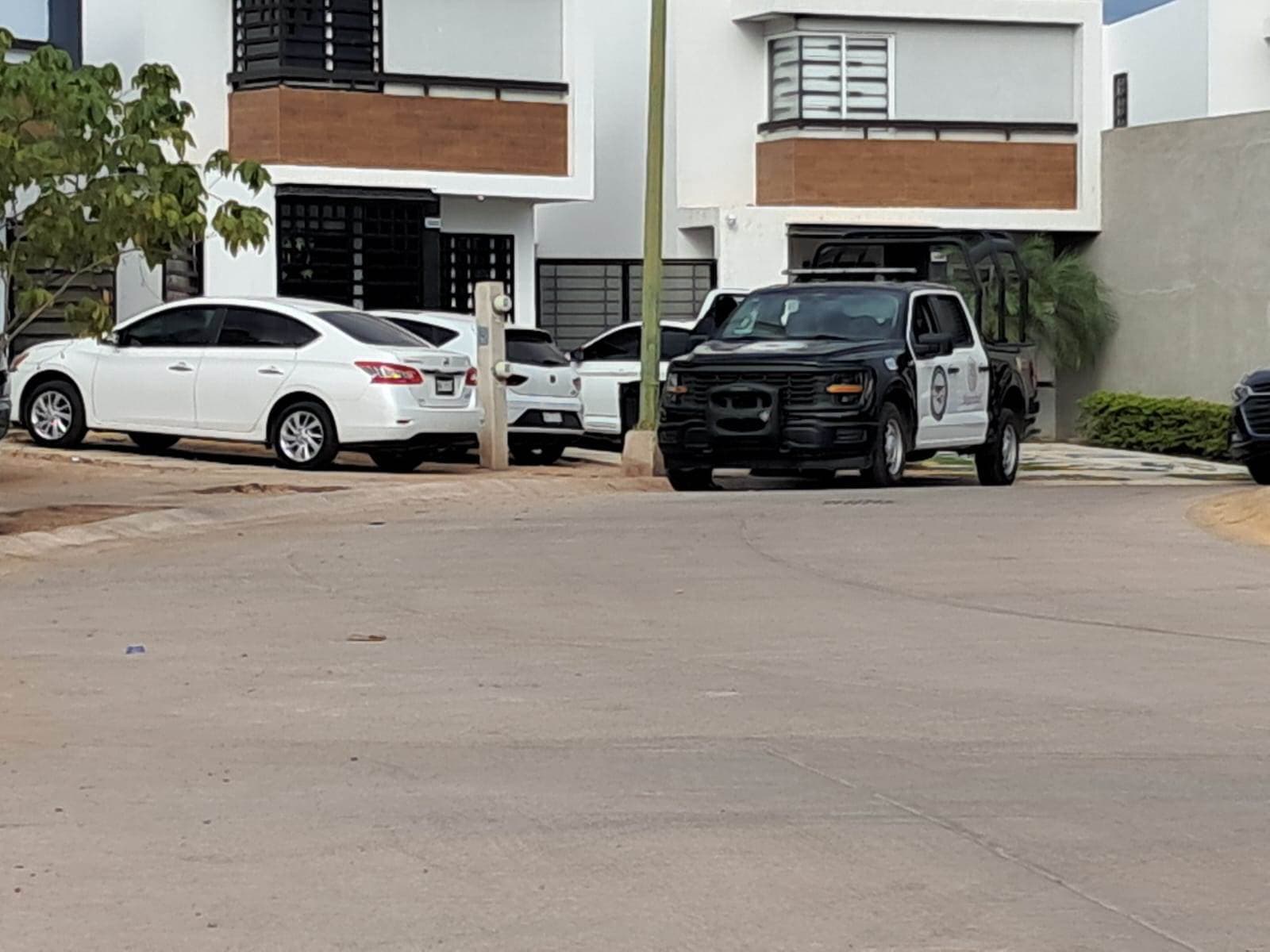 FOTO: Detienen a mujer tras operativo en el Residencial Monserrat de Culiacán.
