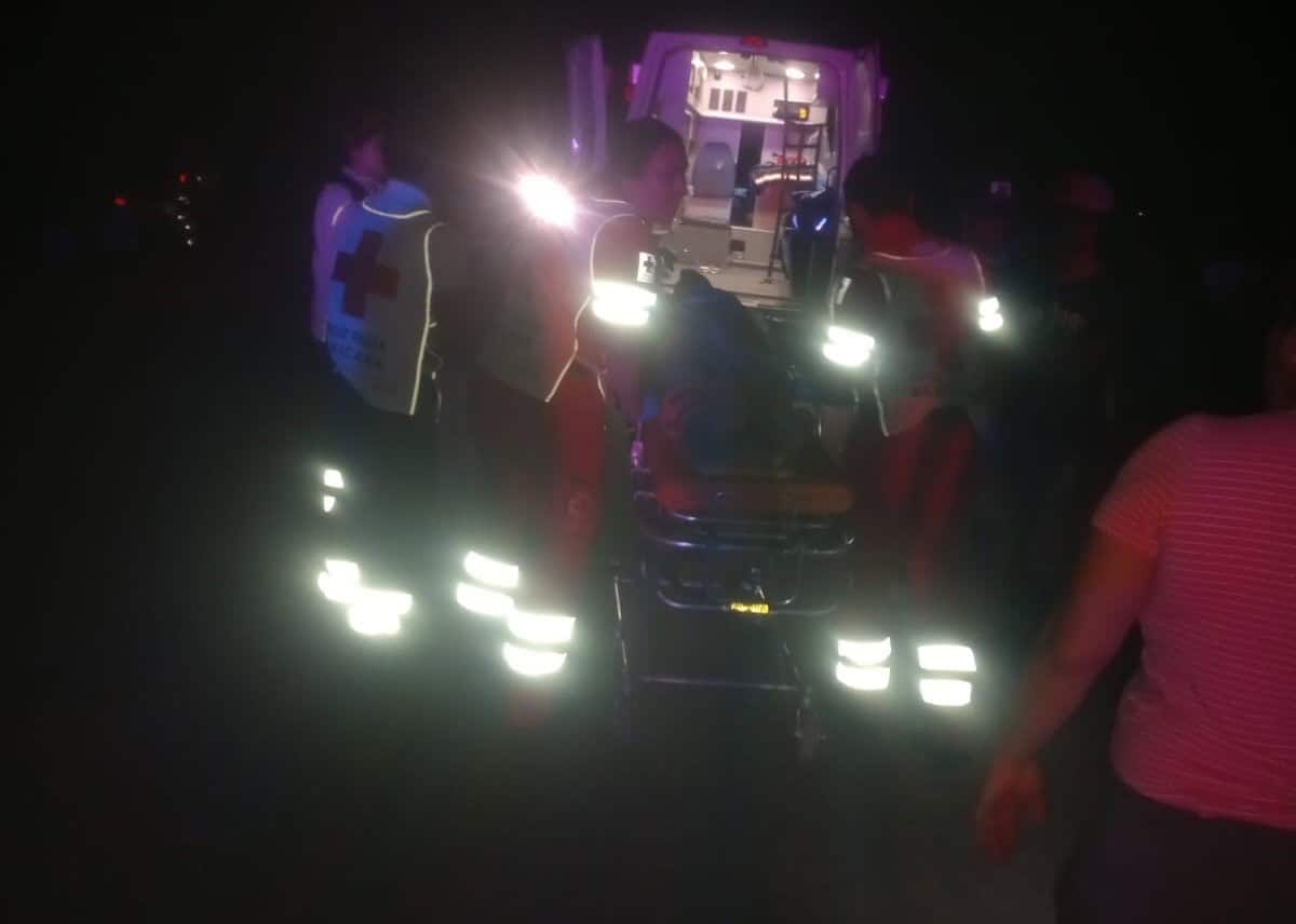 Paramédicos brindaron atención prehospitalaria al lesionado. (FOTO: Ernesto Torres).