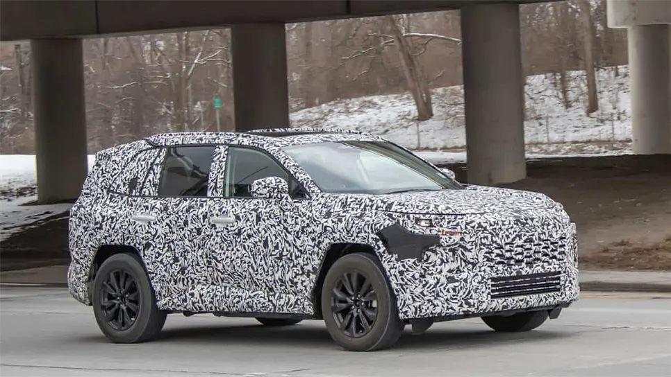 Se espera que la  Toyota RAV4 2026 se presente a finales de este año y empiece su comercialización a principios del año que viene, con las mismas opciones mecánicas que componen la gama actual