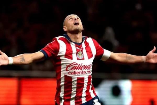 Chicharito Hernández anota su segundo gol con Chivas tras un año que regresó al equipo