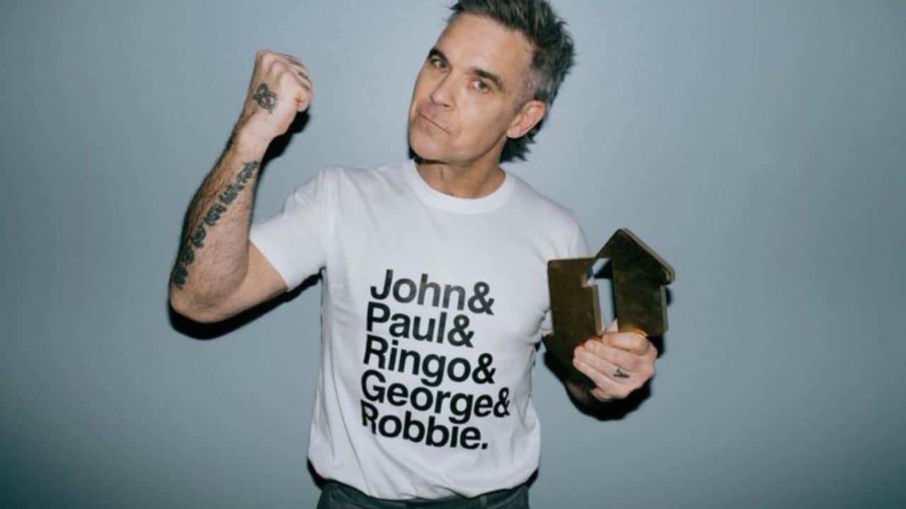 Robbie Williams exintegrante de la agrupación Take That, se adelantó a la NFL, luego de que este publicara en sus redes sociales que estará cantando en el espectáculo de medio tiempo