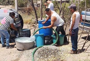 Llevan agua en pipas al ejido 18 de Marzo en Ahome por bajos niveles en canal de abastecimiento