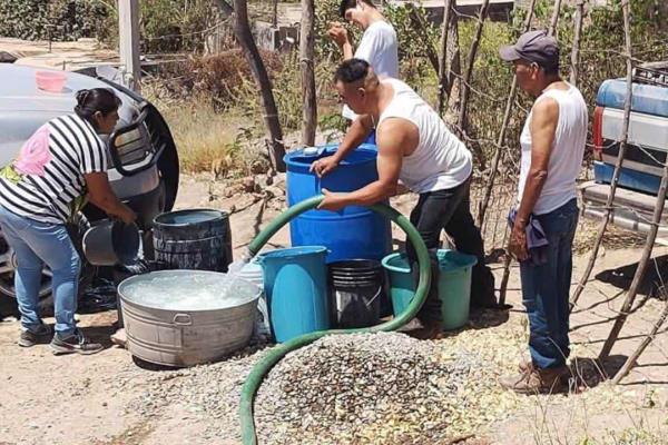 Llevan agua en pipas al ejido 18 de Marzo en Ahome por bajos niveles en canal de abastecimiento