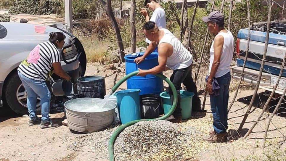 Llevan agua en pipas al ejido 18 de Marzo en Ahome por bajos niveles en canal de abastecimiento